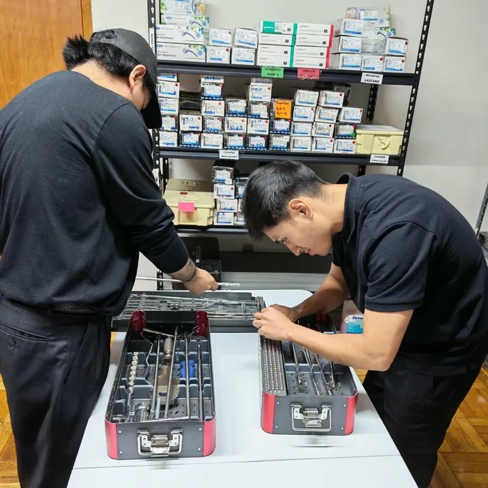 Personal de Kuracis preparando un set de instrumental ortop&eacute;dico junto al almac&eacute;n de claves
